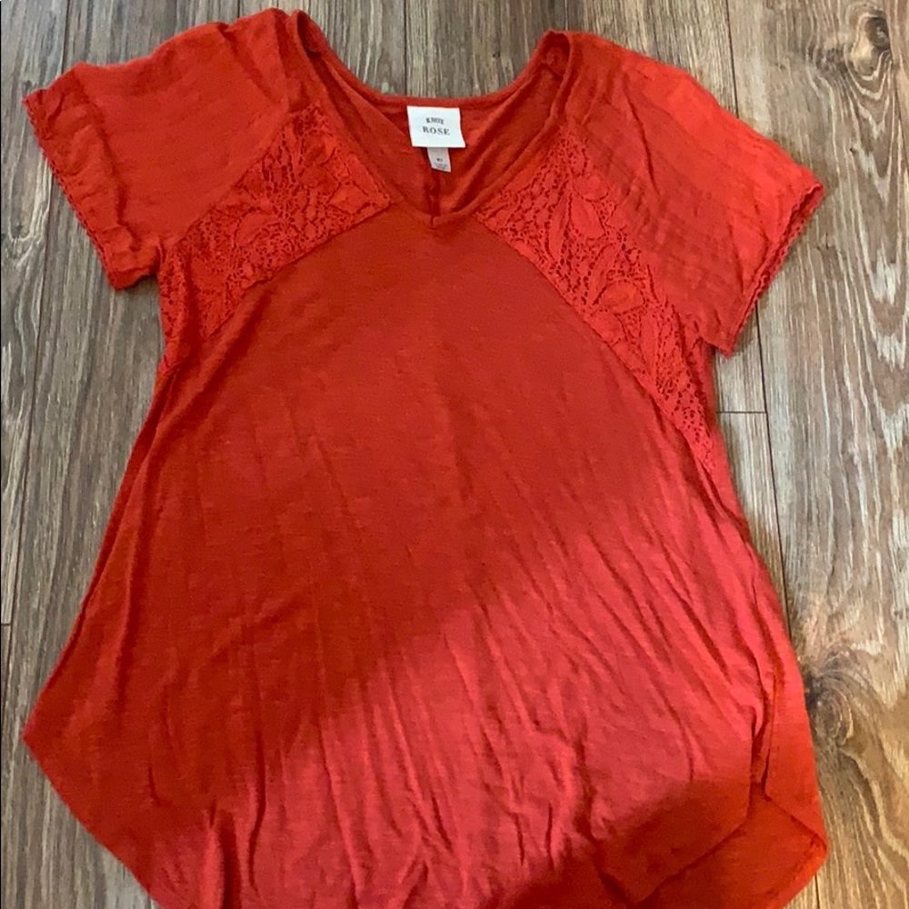 Knox Rose tee